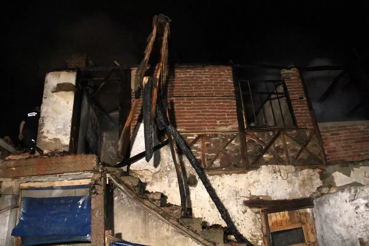 Manisa’nın Kula İlçesinde Metruk Binada Yangın