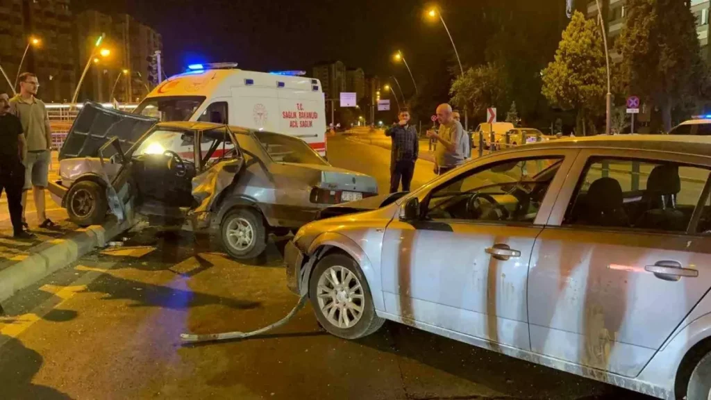 Trafik Kazası: 3 Yaralı, 2 Otomobil Kapsamı