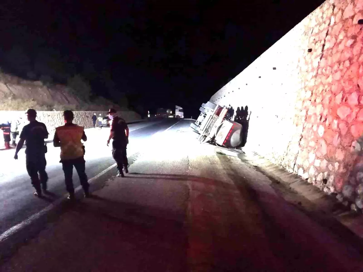 Asit Yüklü Tankerin Devrilmesiyle Sürücü Ağır Yaralandı