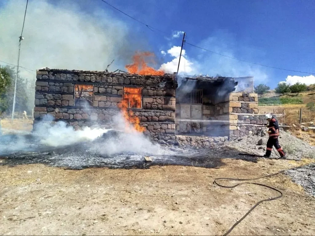 Malatya’da Samanlık Yangını: 6 Ton Saman Kül Oldu