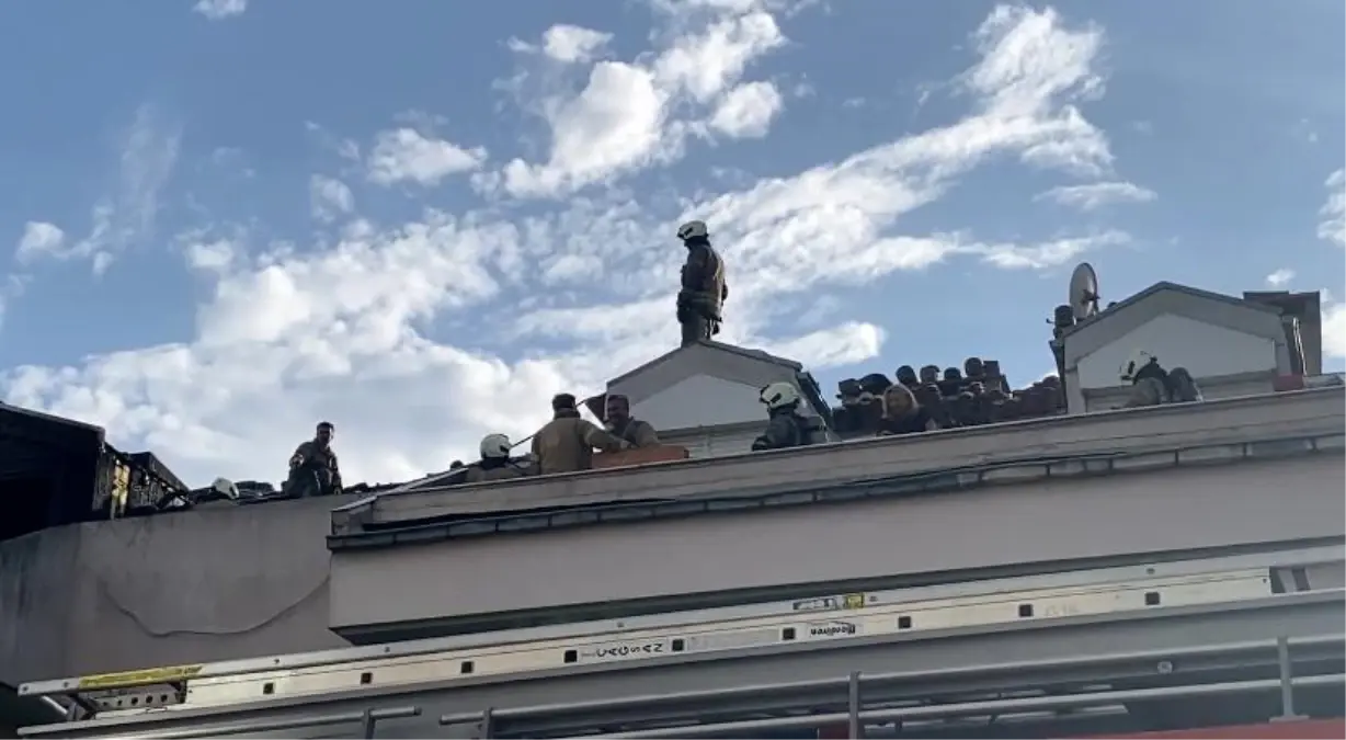 Maltepe’de Çatı Katı Yangını İtfaiye Tarafından Söndürüldü