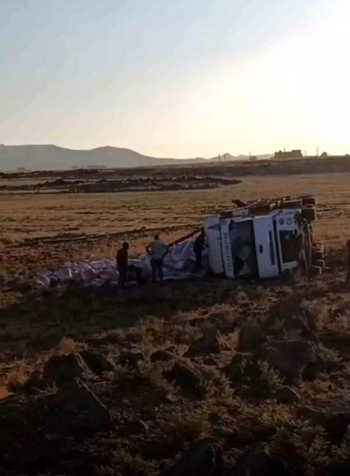 Mardin’de Tır Şarampole Yuvarlandı: 1 Yaralı