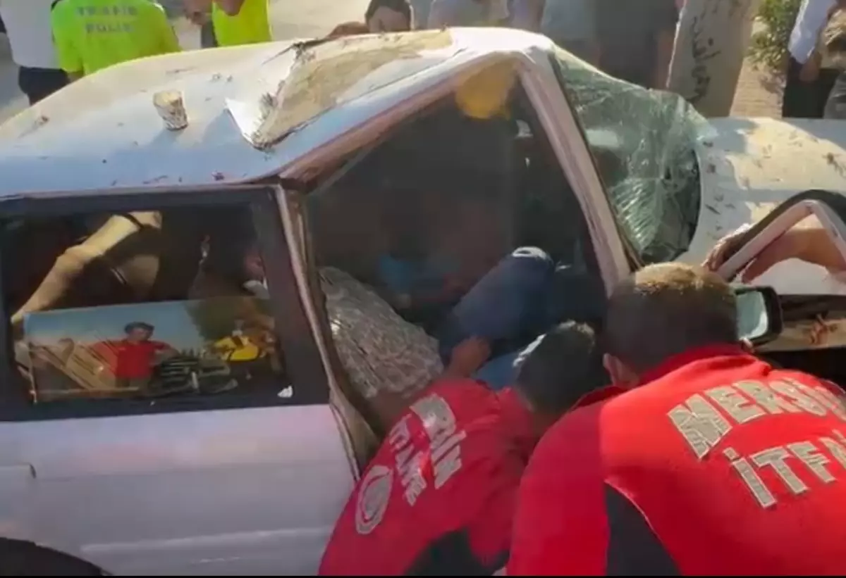 “MERSİN’de Kaldırıma Çıkan Otomobil Ağaca Çarptı: 2 Yaralı”