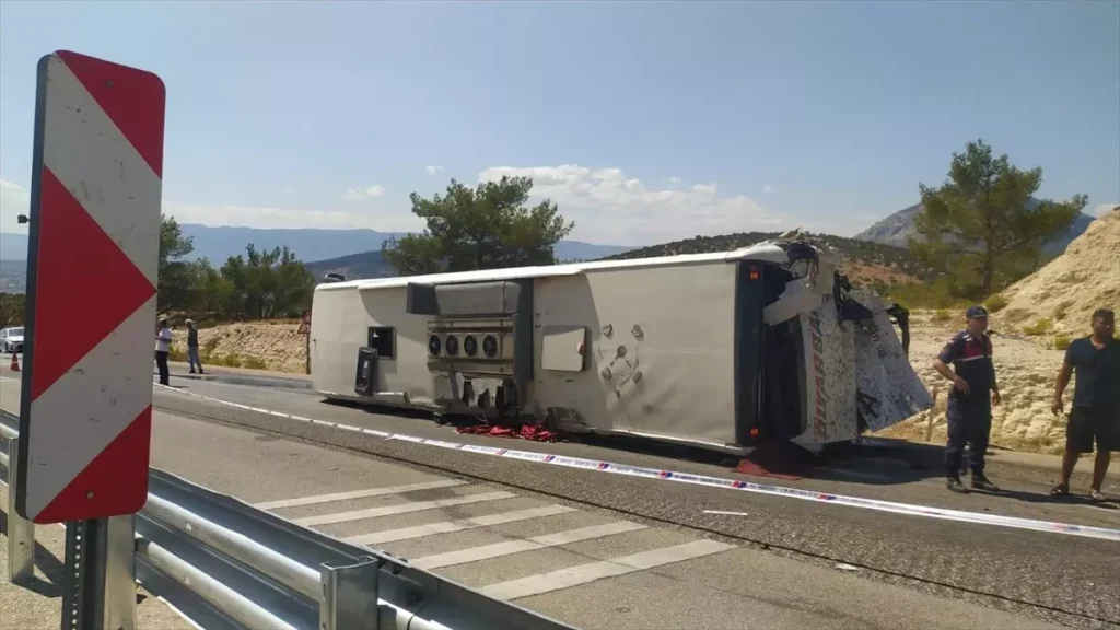 Mersin’de Tırın Otobüse Çarpması: 3 Ölü, 7 Yaralı