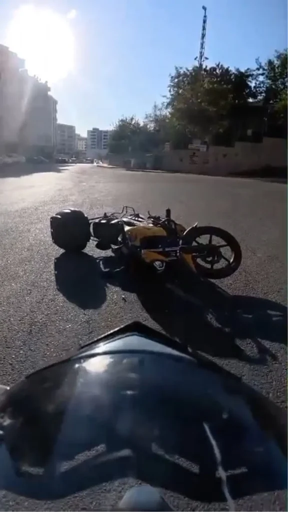 Motosiklet Sürücüsü Kaza Anını Kask Kamerasıyla Kaydetti