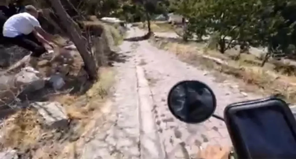 Tarihi Yerleri Gezen Genç, Taşlı Saldırıya Uğradı