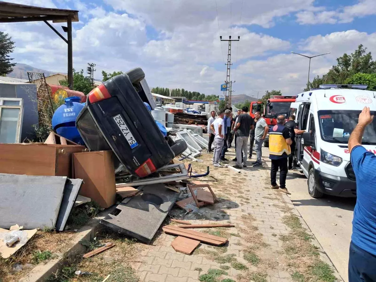 Muş’ta Otomobil Hurda Dükkanına Daldı: 2 Yaralı