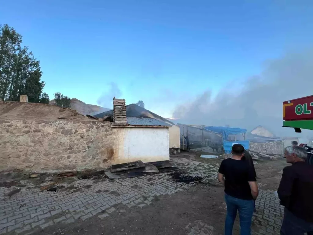 Narman’da Korkutan Yangın: 3 Ev Kül Oldu