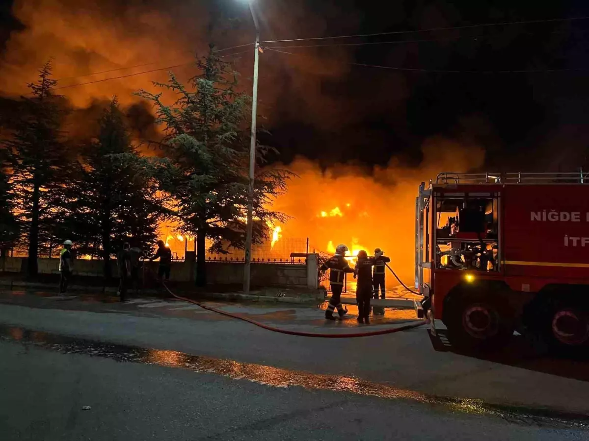 Niğde’de Fabrika Yangını: Ekipler Müdahalede