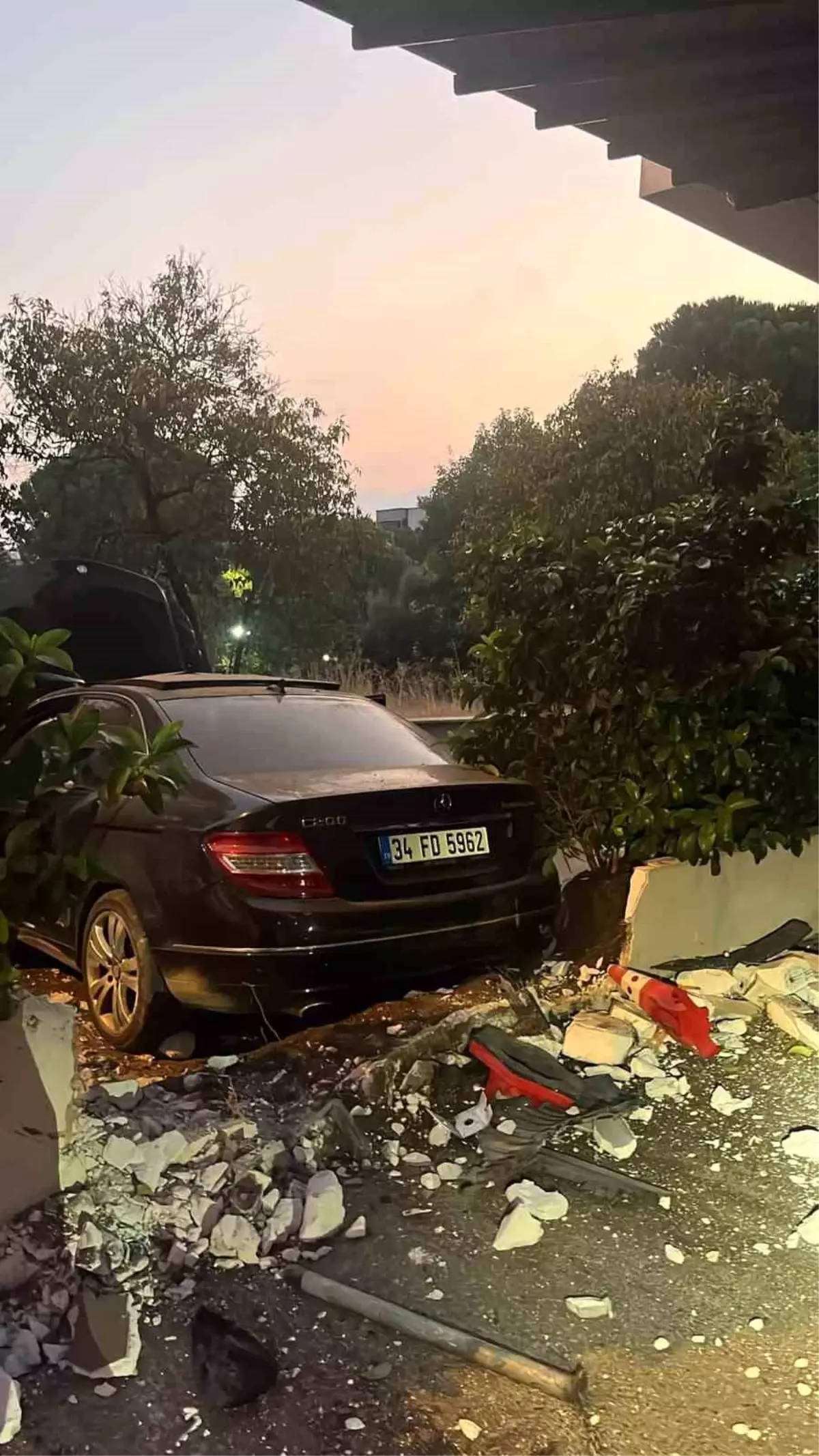 “Kontrol Kaybı: Araç Sürücüsü Mucizevi Kurtuluş”