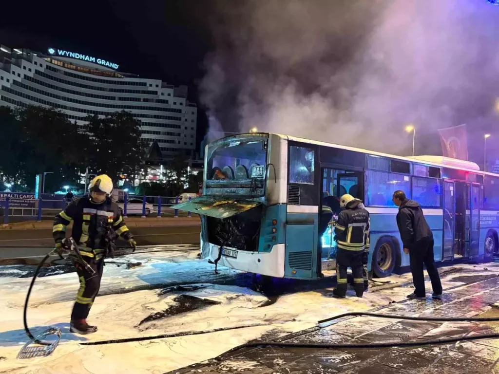 Otobüs Yangınını Polis Ekipleri Engelledi