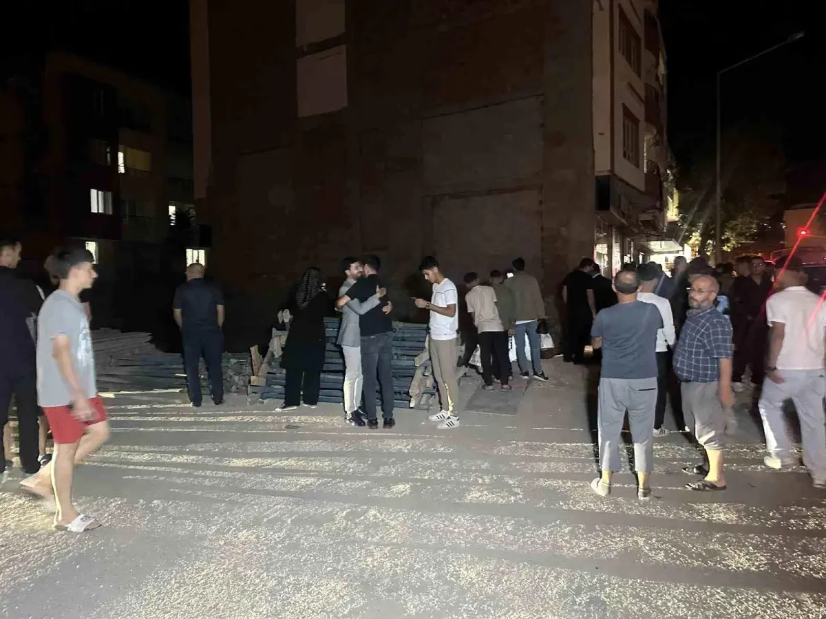 Otomobil İnşaat Temeline Düşerek 4 Kişiyi Yaraladı