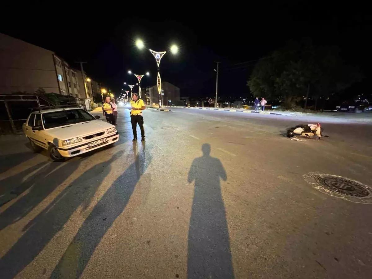 Karabük’te Otomobille Çarpışan Motosiklette 2 Kişi Yaralandı
