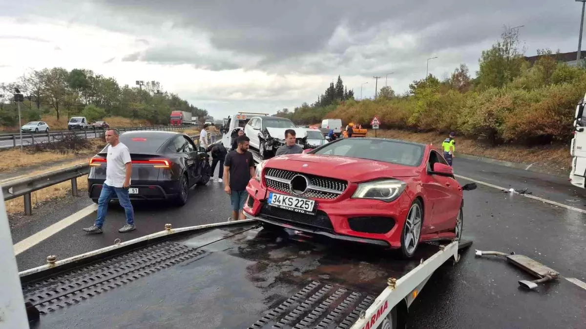 Trafiği Felç Eden Kazalarda 1 Kişi Hayatını Kaybetti