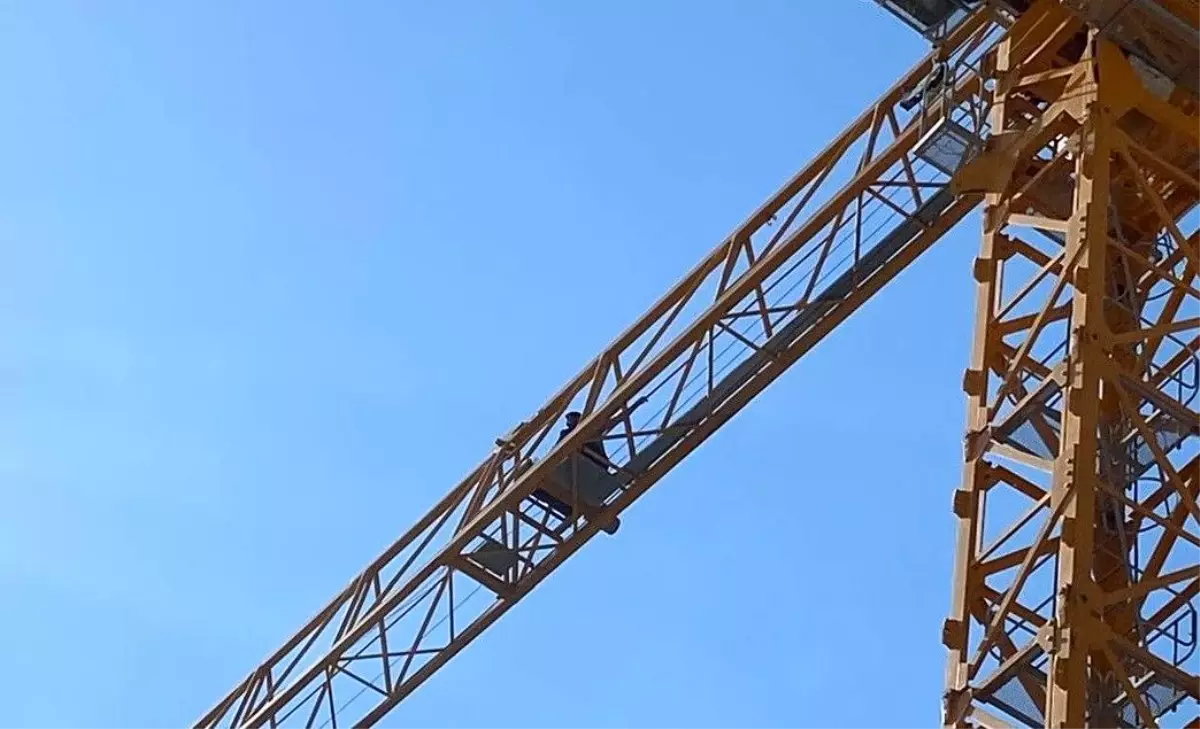 İşçi, Parasını Alamayınca Kule Vinçte Eylem Yaptı