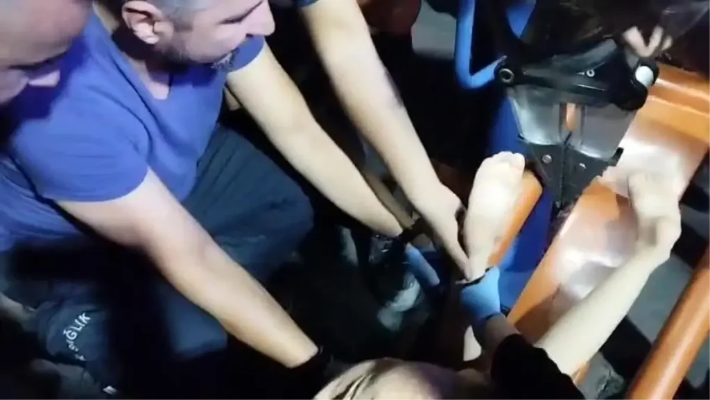 Parkta Sıkışan Çocuğu İtfaiye Kurtardı