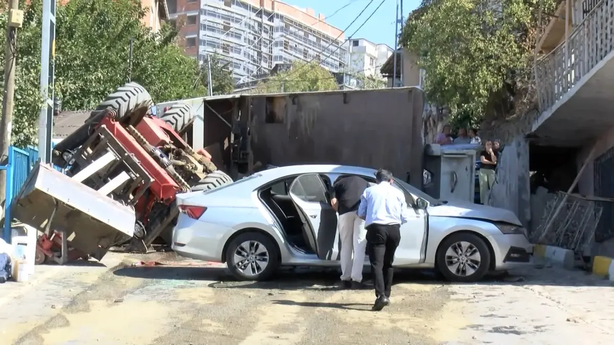 Pendik’te Traktör Yüklü Kamyon Gecekonduda Devirdi