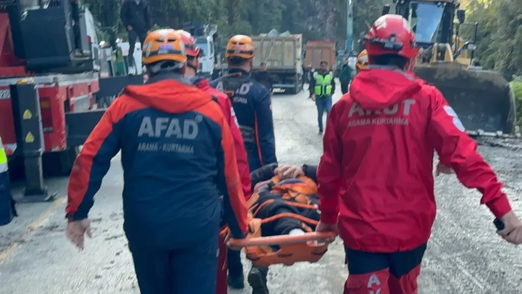 Yağmur Sonrası Kaos: Rize’de Hastalar İple Tahliye Edildi