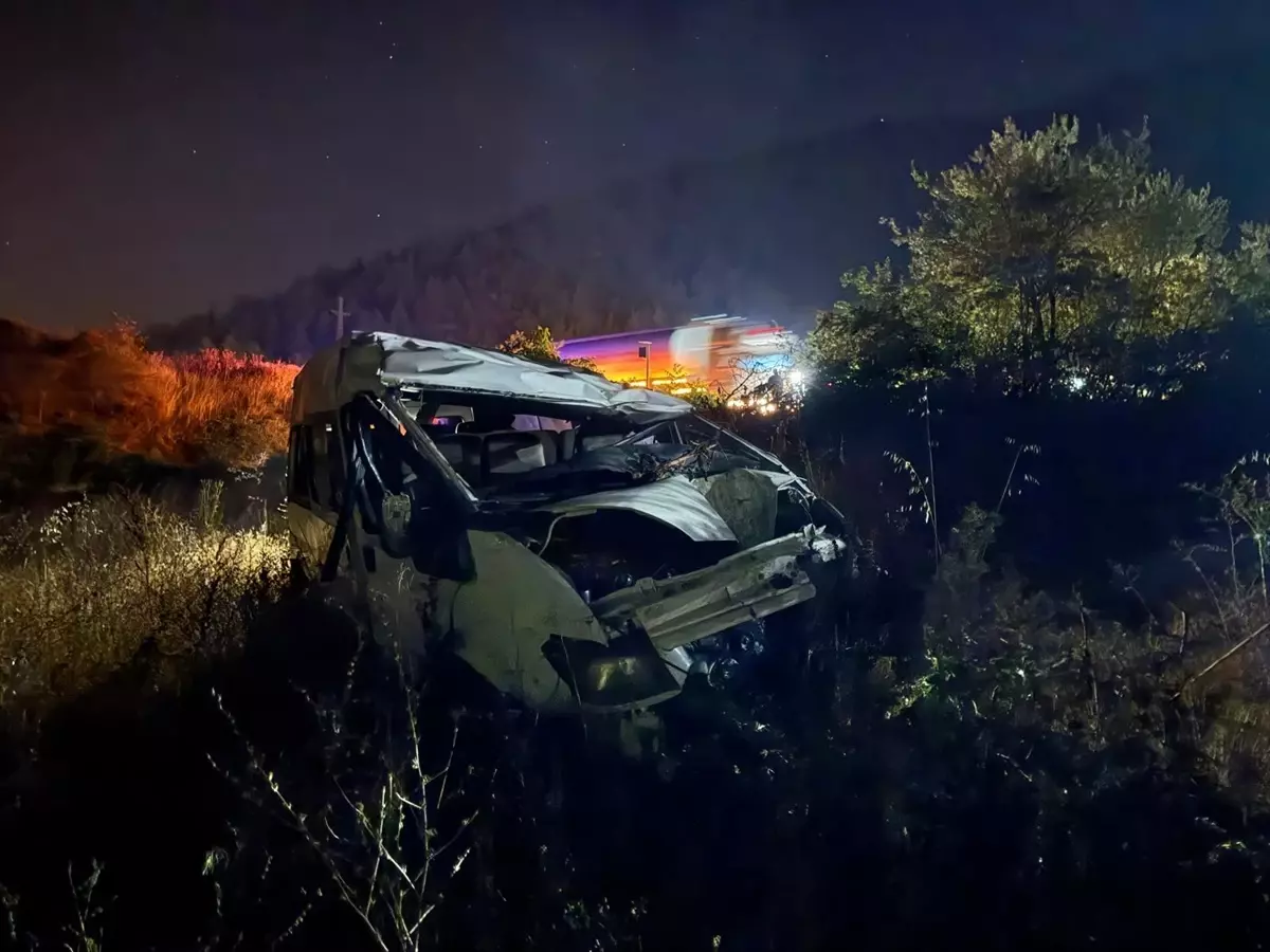 Sakarya’da Minibüs Kazası: Sürücü Yaralandı