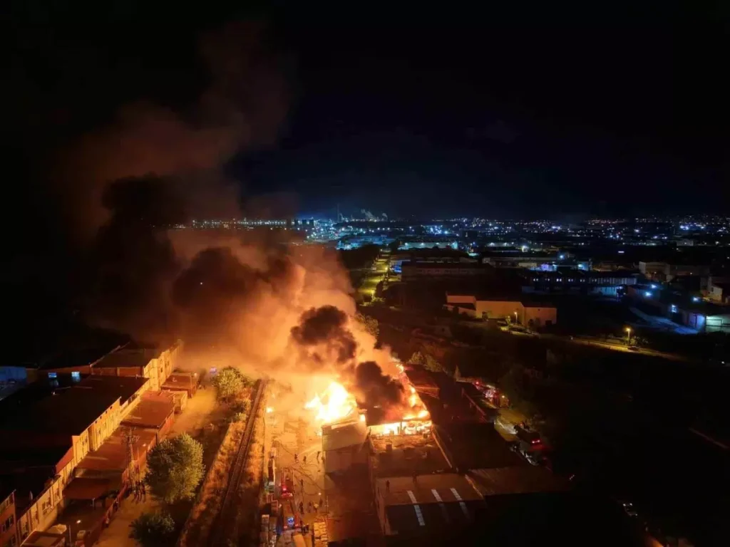 Samsun’da Kereste Fabrikası Alevlere Teslim Oldu
