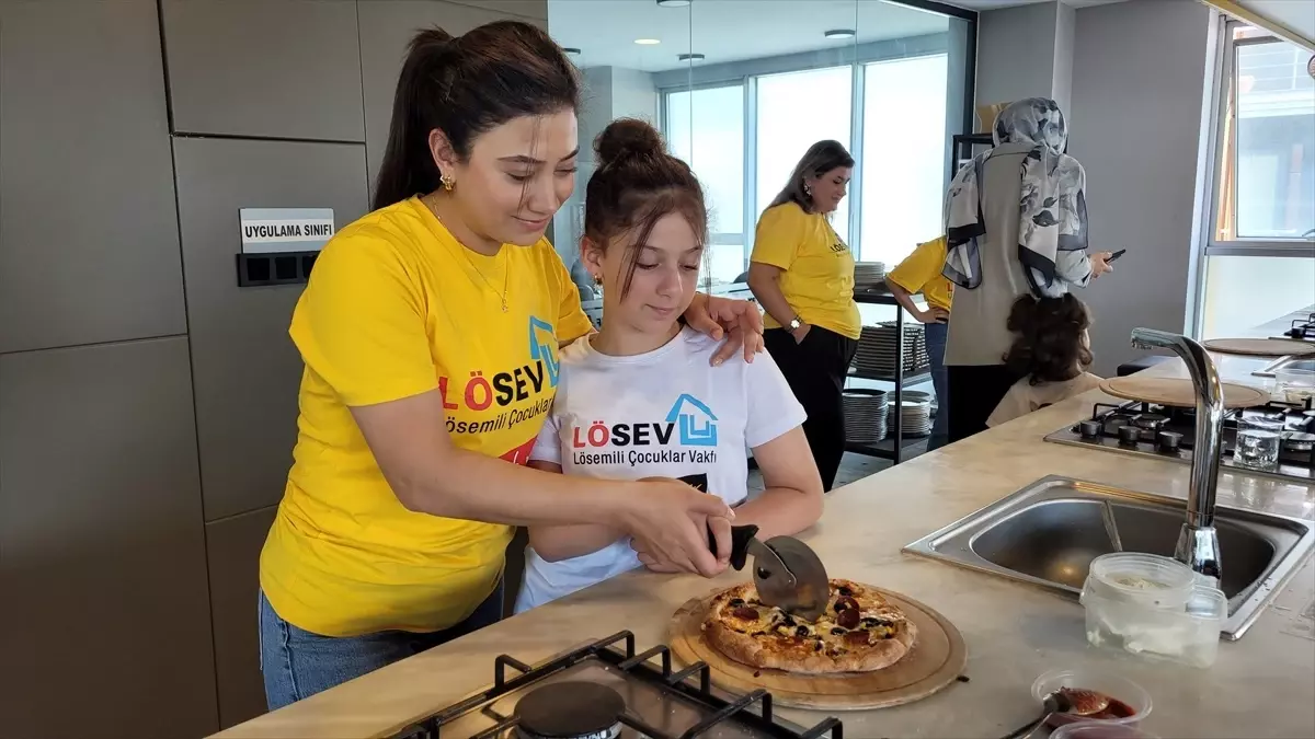 Lösemili Çocuklar ve Anneleri Pizza Etkinliğinde Bir Arada