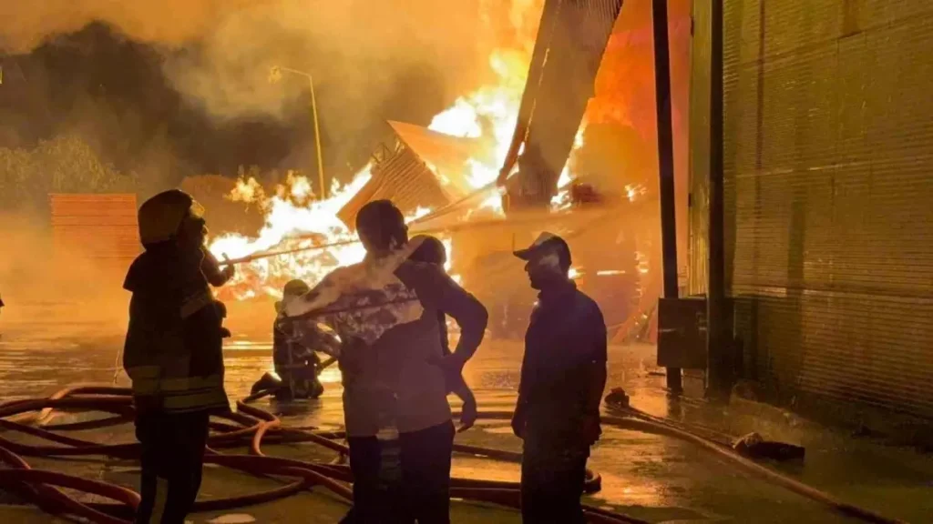 Samsun’da Kereste Fabrikası Yangını: Ekipler Çalışıyor