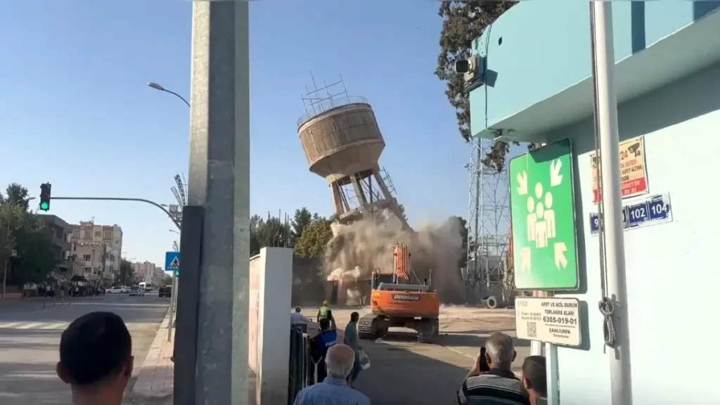 Su Kulesi İntihar Noktasına Dönüştü, Yıkıldı