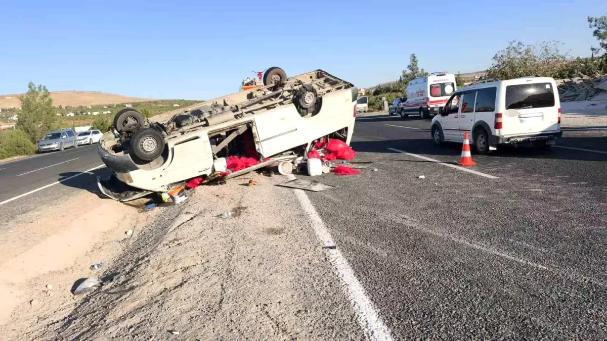 Şanlıurfa’da Tarım İşçilerini Taşıyan Minibüs Devrildi: 20 Yaralı