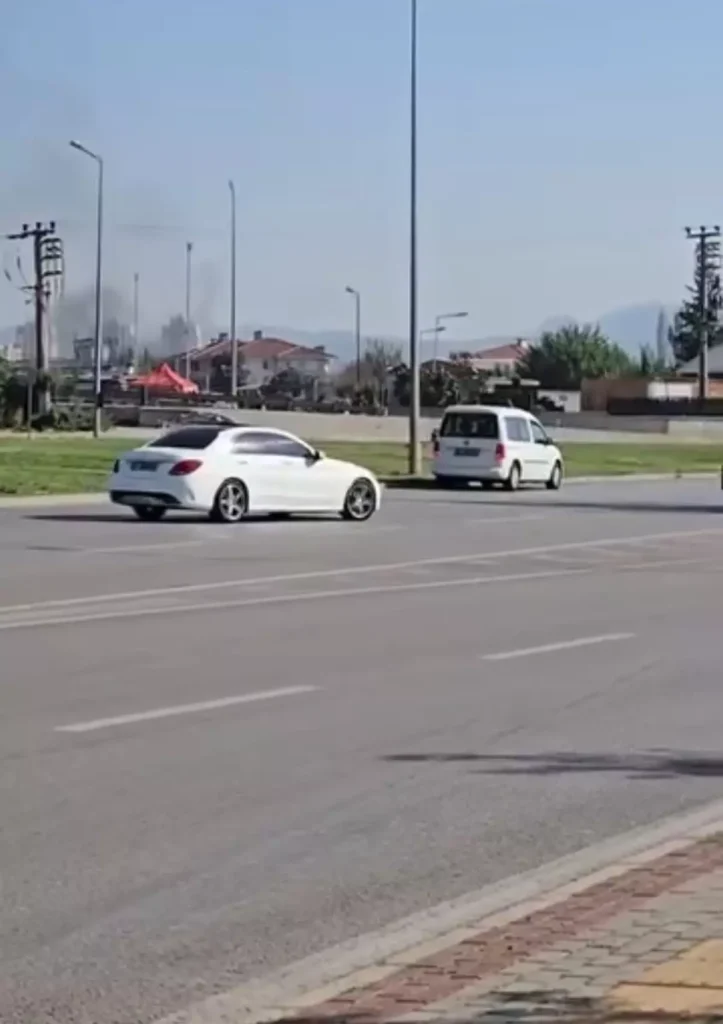 “Geri Manevra Kaosu: Sürücü Kaçtı, Kaza Kamerada”