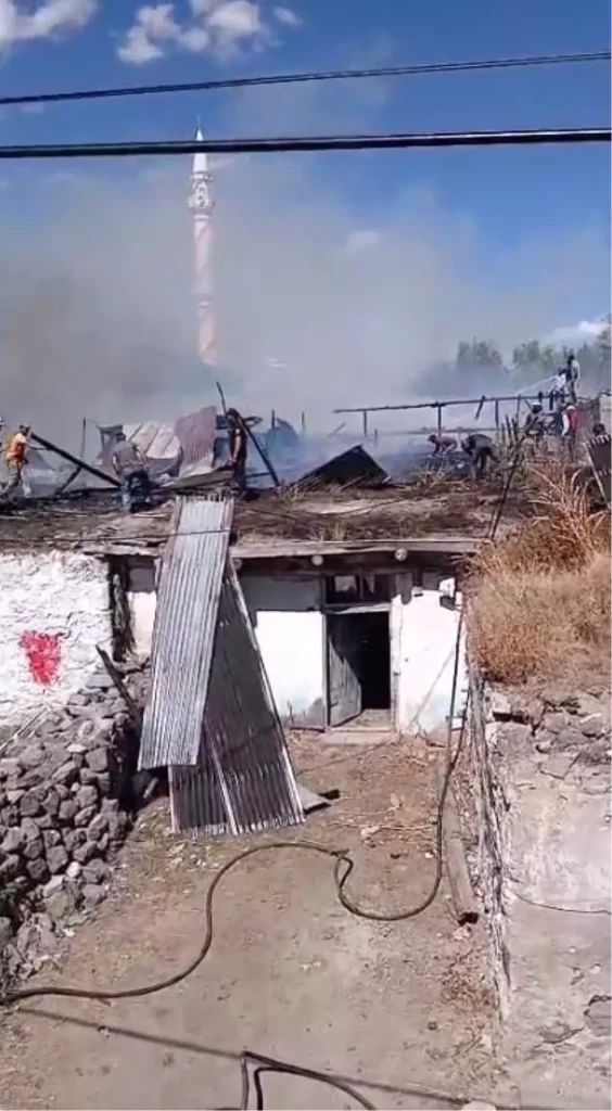 Kars’ta Rüzgarın Etkisiyle 2 Ev Yandı