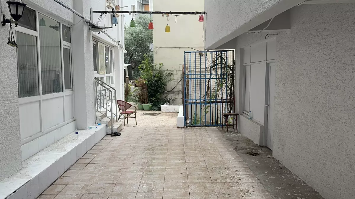 Şarkıcı Güllü Evinin Terasından Düşerek Öldü