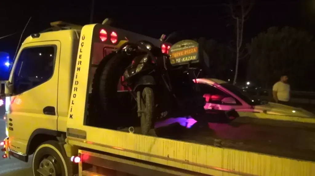 Motosikletli Kurye Bariyerlere Çarparak Ağır Yaralandı