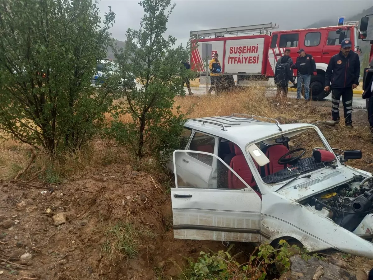 Sivas’ta Otomobil Şarampole Devrildi: 2 Kişi Yaralandı