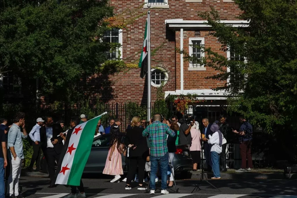 Suriye Bayrağı Washington’da Gönderde Çekildi