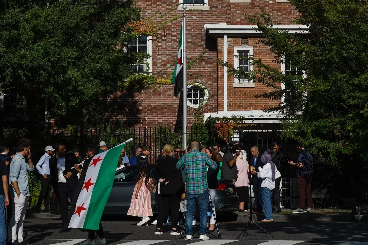 Suriye Bayrağı Washington’da Gönderde Çekildi