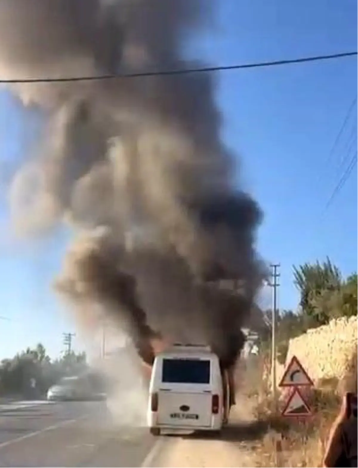 Minibüs Alev Aldı, Sürücü Yolcuları Kurtardı