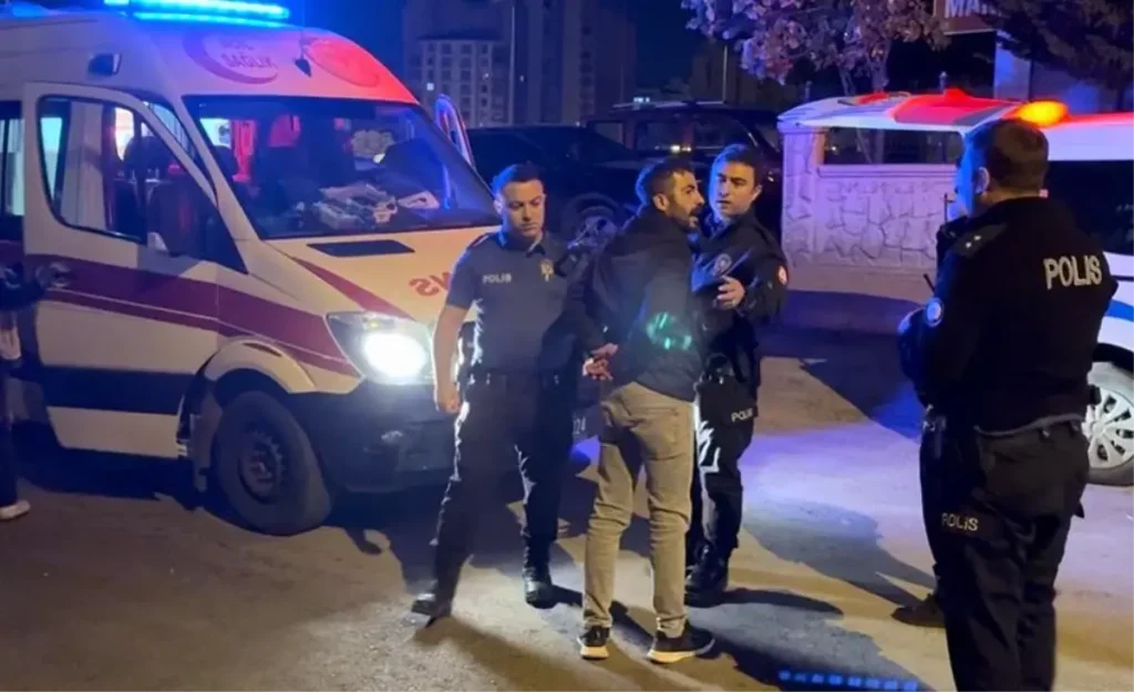 Baba ve Oğlu Bıçaklı Kavgada Ağır Yaralandı