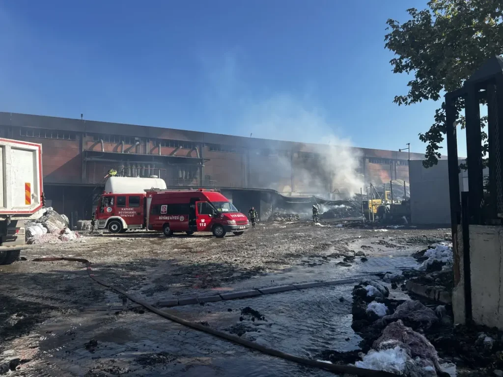 Tekstil Fabrikasındaki Yangın 15 Saat Sonra Kontrol Altında