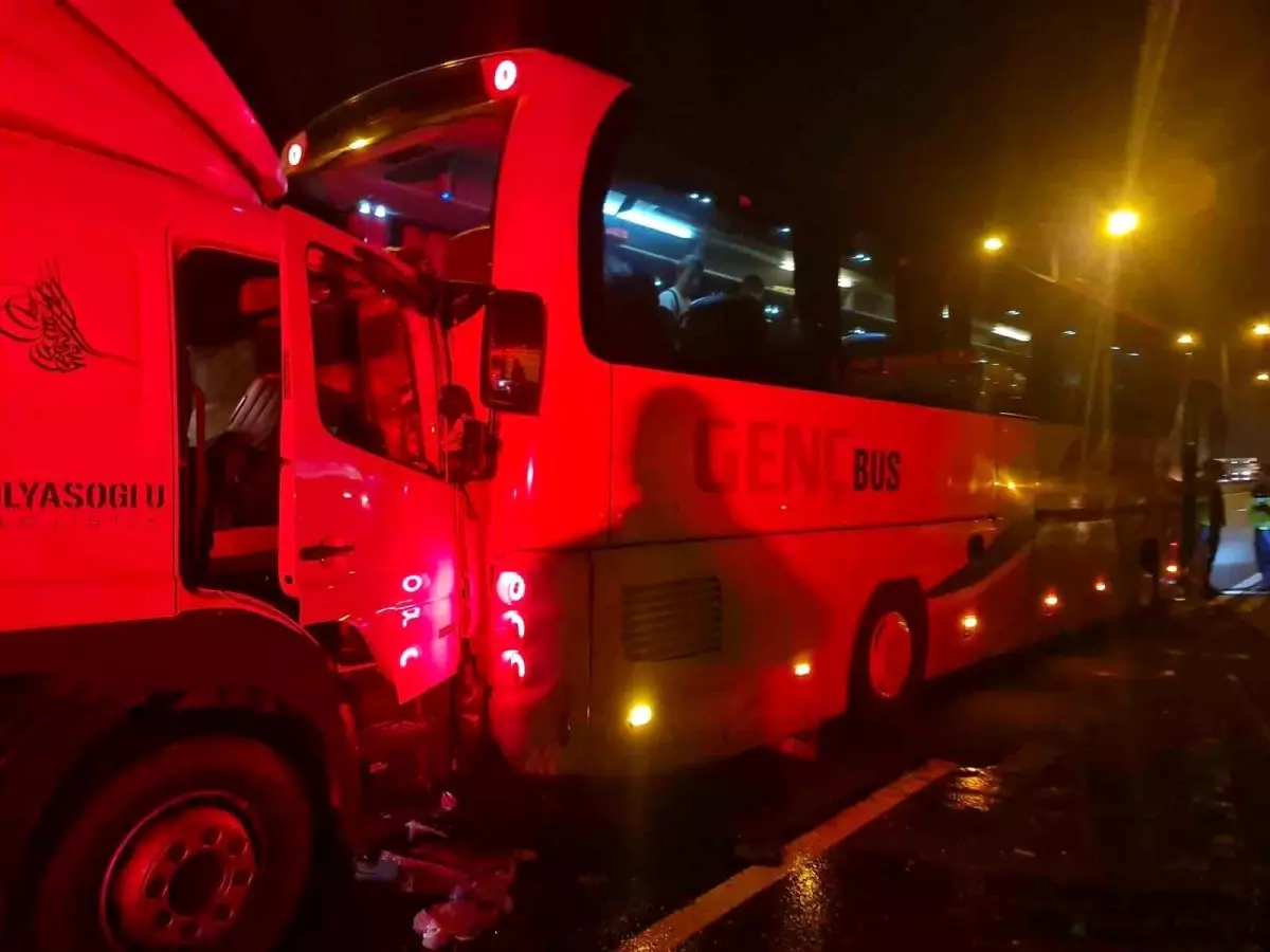 TEM Otoyolu’nda Lastik Patlaması: Otobüse Kamyon Çarptı