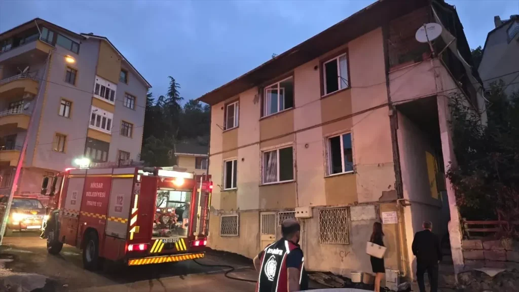 Tokat’ta Yangın: 3 Katlı Evde Hasar Oluştu