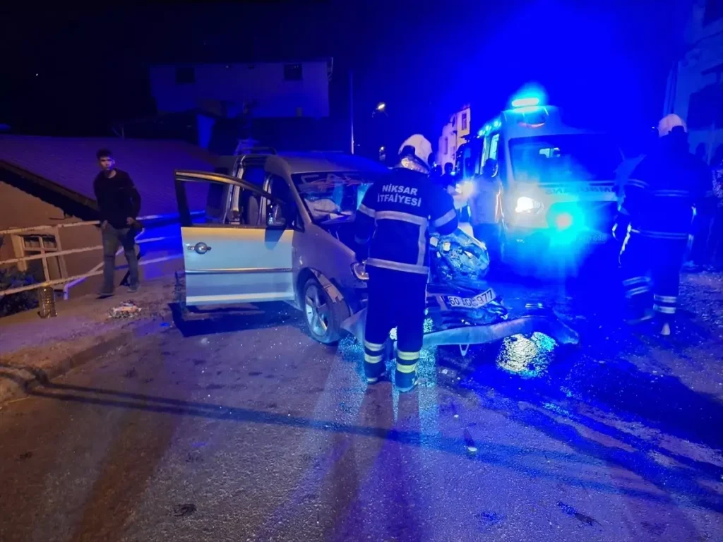 Tokat’ta Elektrik Direğine Çarpan Araçta 3 Yaralı