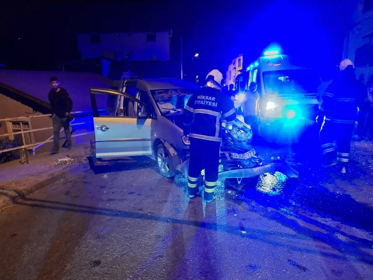 Tokat’ta Elektrik Direğine Çarpan Araçta 3 Yaralı