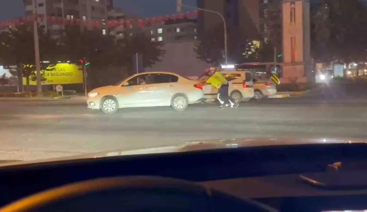 Polislerden Trafikte Sorumlu Vatandaşa Yardım Eli