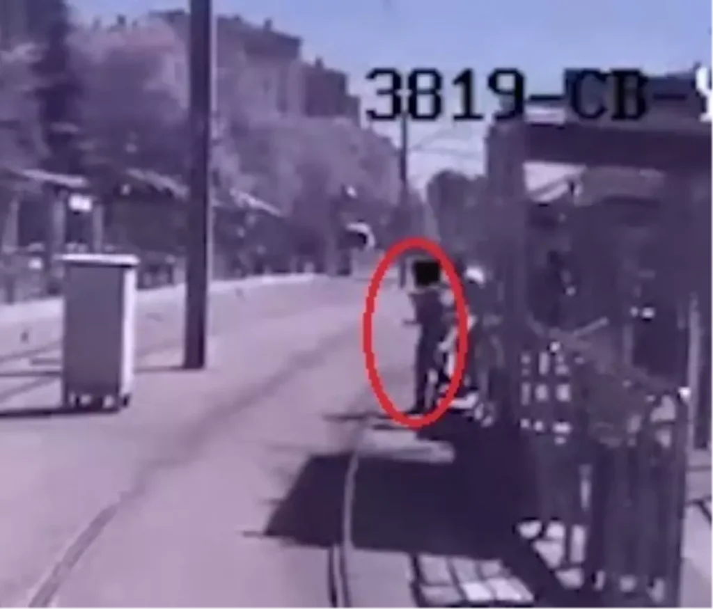 Tramvay Faciasından Son Anda Kurtuldu