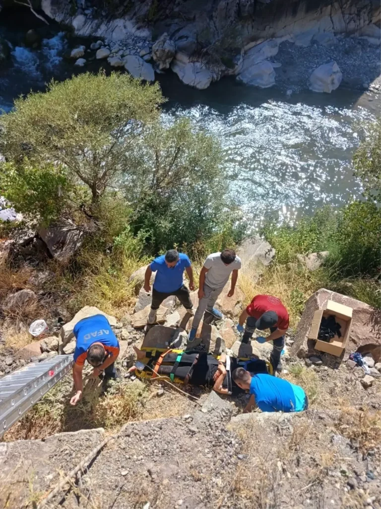 Tunceli’de Otomobil Şarampole Devrildi: 3 Yaralı