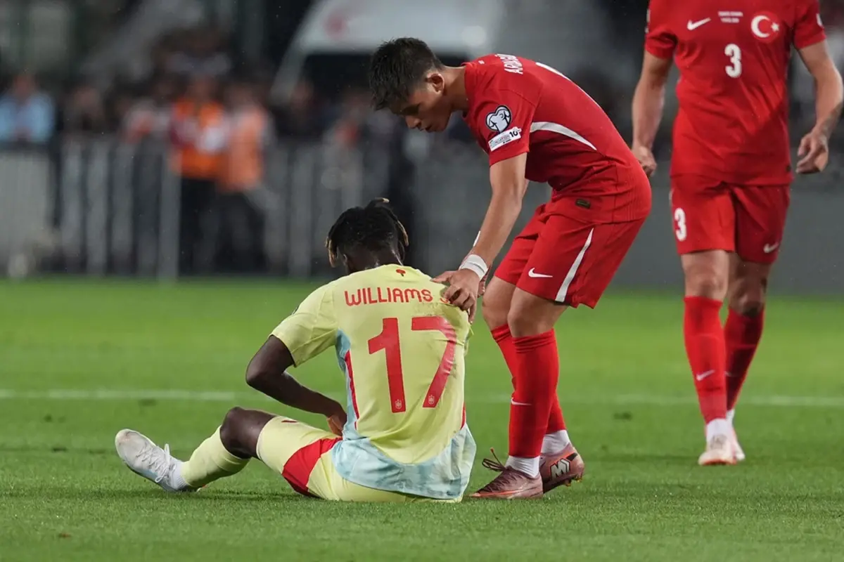 Nico Williams 6 Hafta Sahalardan Uzak Kalacak