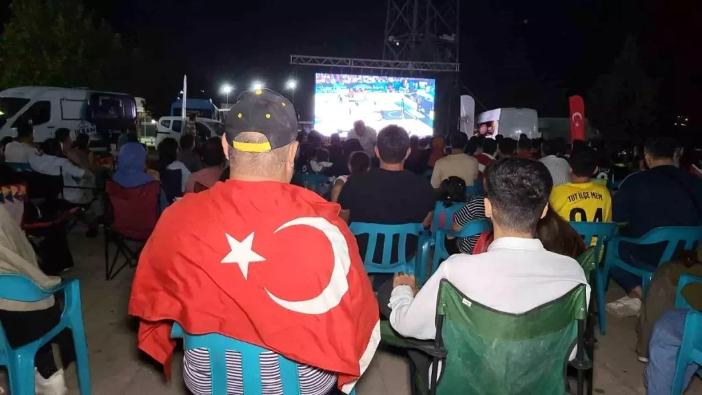 Adıyamanlılar Final Maçını Dev Ekranda İzledi