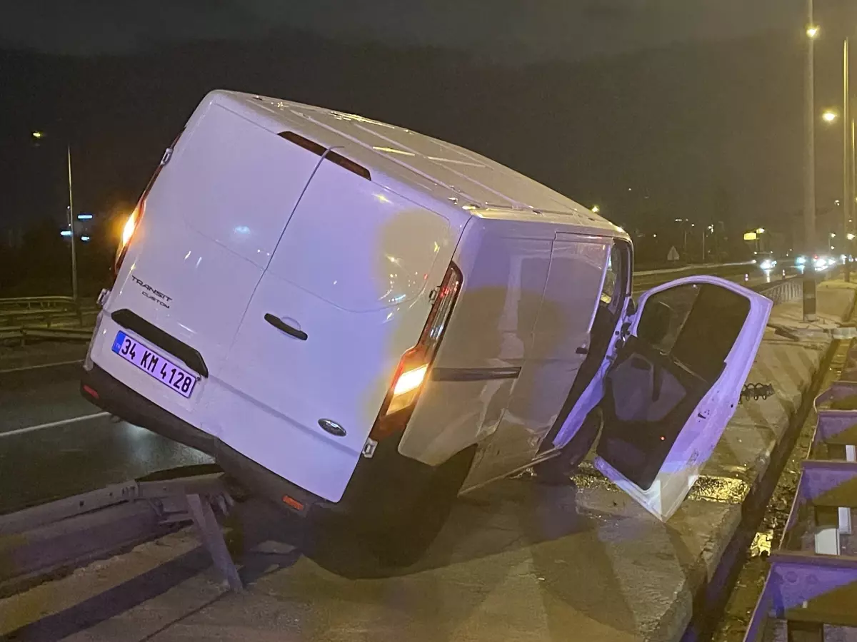 ÜMRANİYE TEM Otoyolu’nda Hafif Ticari Araç Kazası