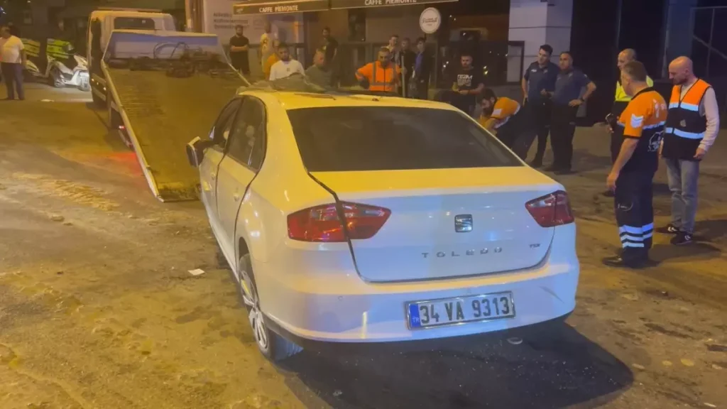 İETT Otobüsü ile Otomobil Çarpıştı: 2 Yaralı