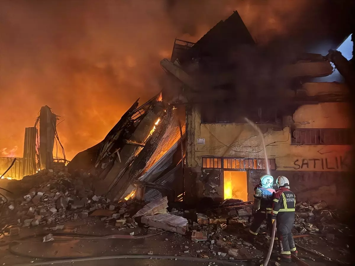 “Uşak Tekstil Fabrikası ve Depo Yangını Kontrol Altına Alındı”